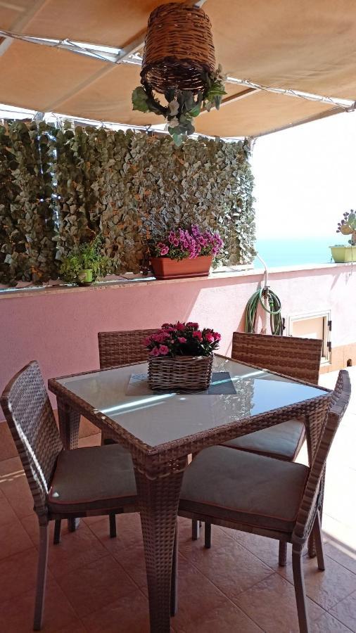 La Petite Maison Aci Castello Bagian luar foto